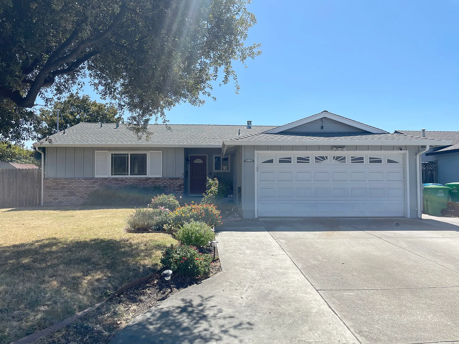 3 bed, 1374 sqft, $4,100 — Photo 1