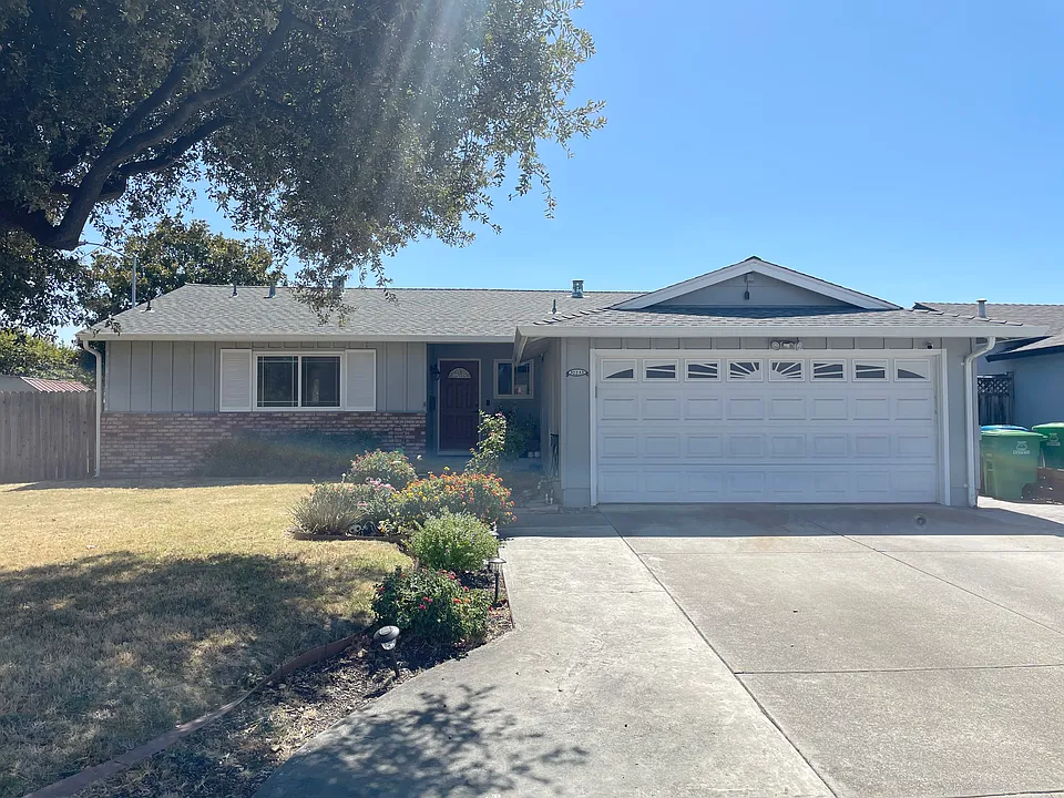 32233 Crest Ln