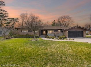32036 Red Clover Rd, Farmington Hills, MI 48334