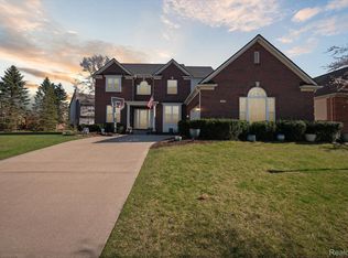 715 Bay Pointe Dr, Oxford, MI 48371