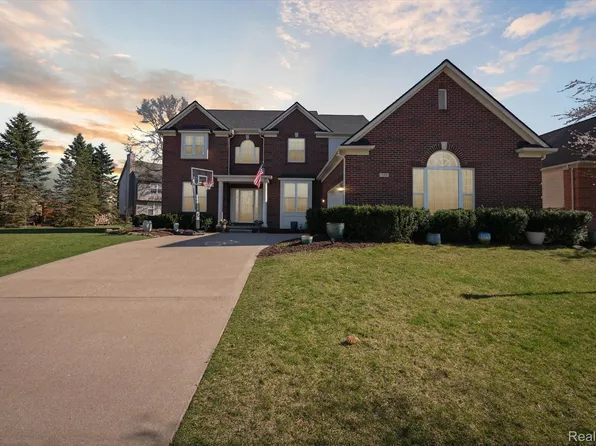 715 Bay Pointe Dr, Oxford, MI 48371