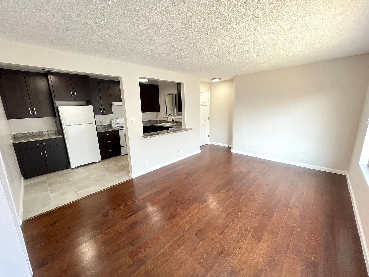 Prime Location, Modern Amenities: 1-BR Apartment — Photo 3