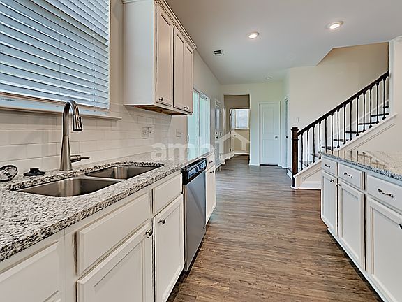 3rd image of 107 Parkside Blvd