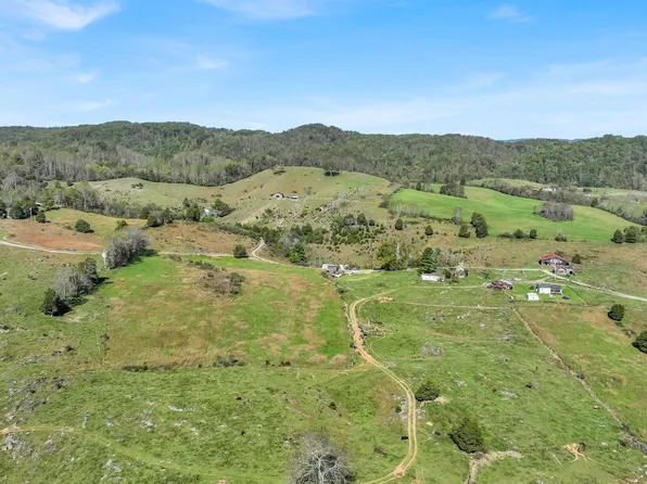 141 Pumplog Holw, Castlewood, VA 24224