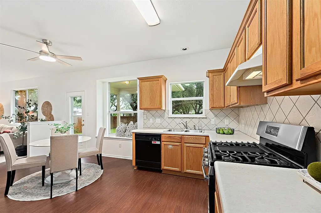 3 bed, 2.5 bath, 1957 sqft, $2,295 — Photo 3