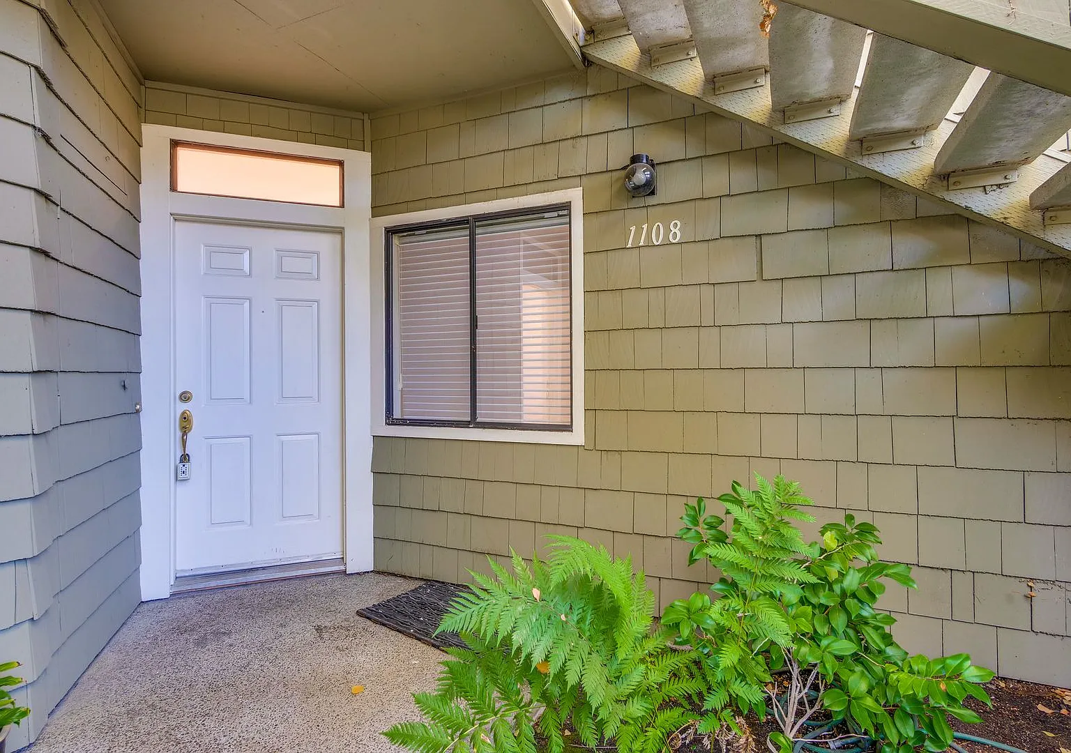 Beautiful Waterfront Condo 3 bedroom,2 bath $5800 — Photo 2