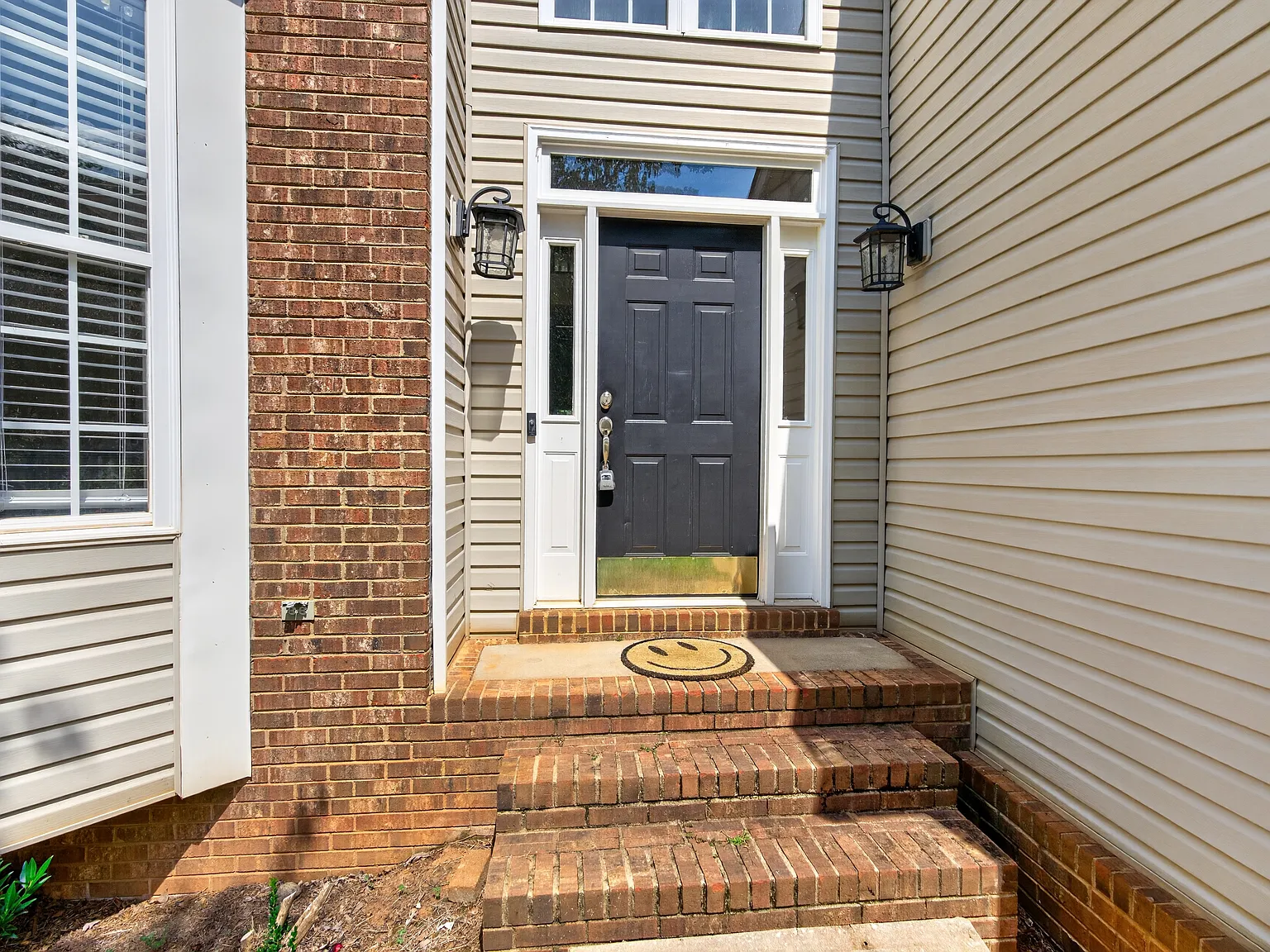 6 bed, 3.5 bath, 4663 sqft, $4,500 — Photo 2
