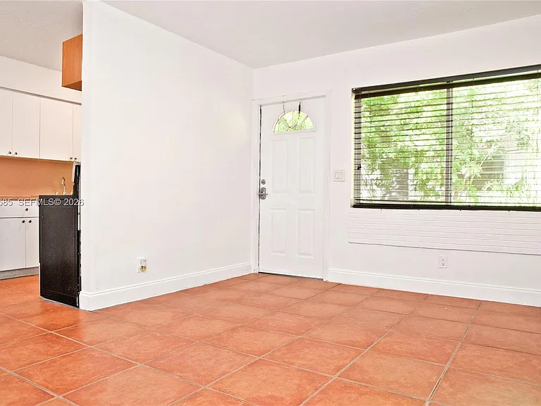 304 SE 9th Ct #6 — Photo 5
