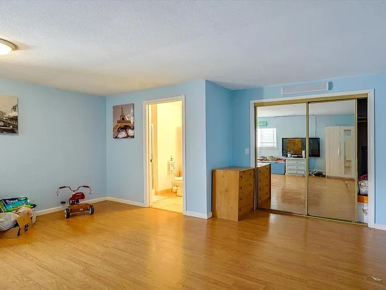 1 bedroom 1 bathroom suite with own kitchen and entrance