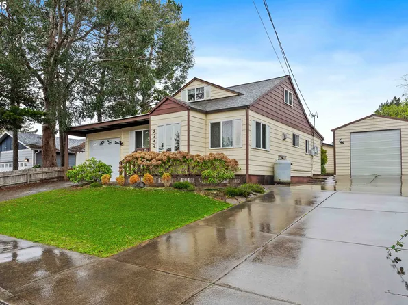 2243 17th St, North Bend, OR 97459