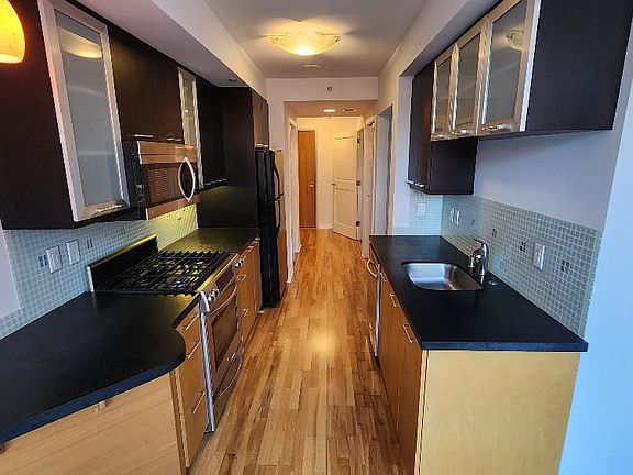 3rd image of 170 King St Unit 607
