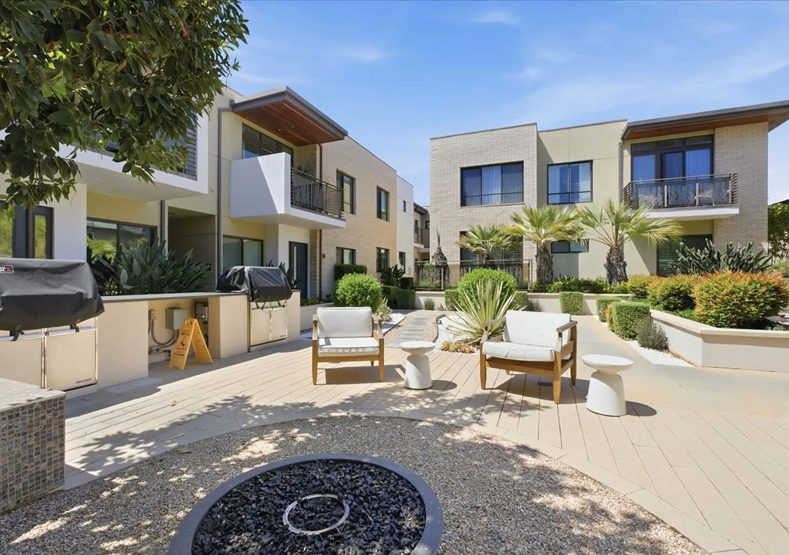 spacious 2-Bedroom, 2-Bath Residence with Private Parking in Pasadena — Photo 1