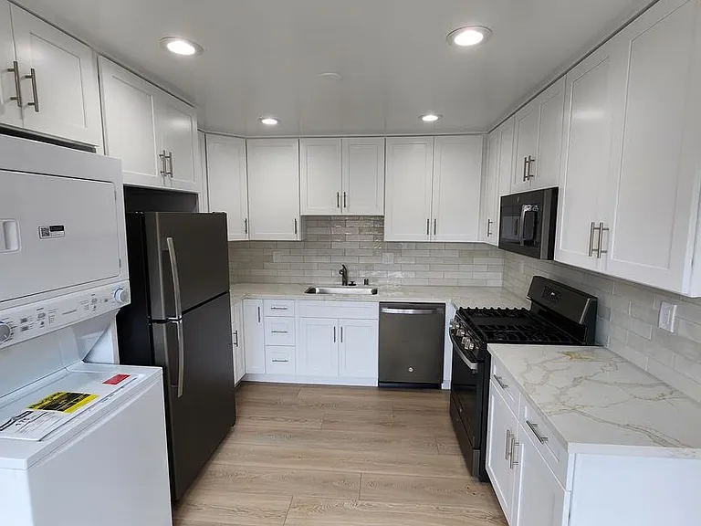 3035 E St — Photo 6