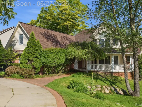 9015 Huron Bluffs Dr, White Lake, MI 48386