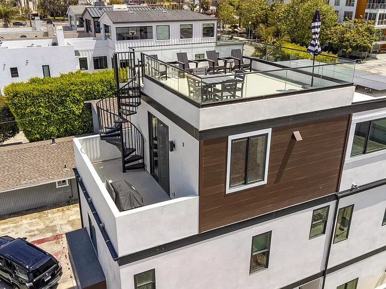 227 1st St #3 — Photo 3