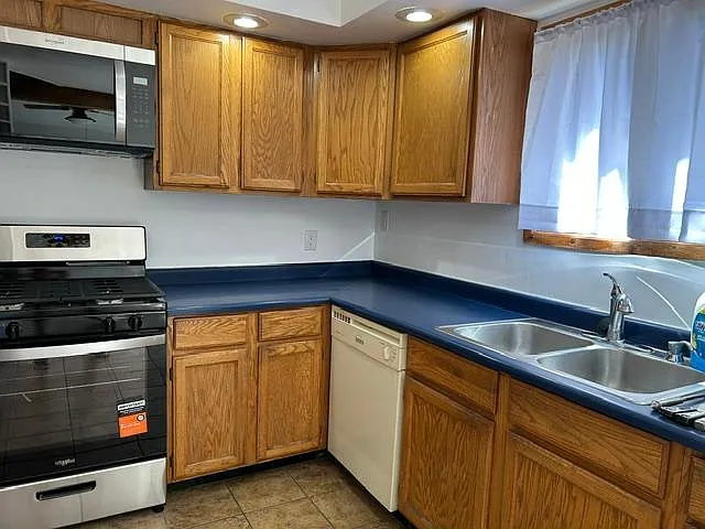 2401 Bennett Ave — Photo 4