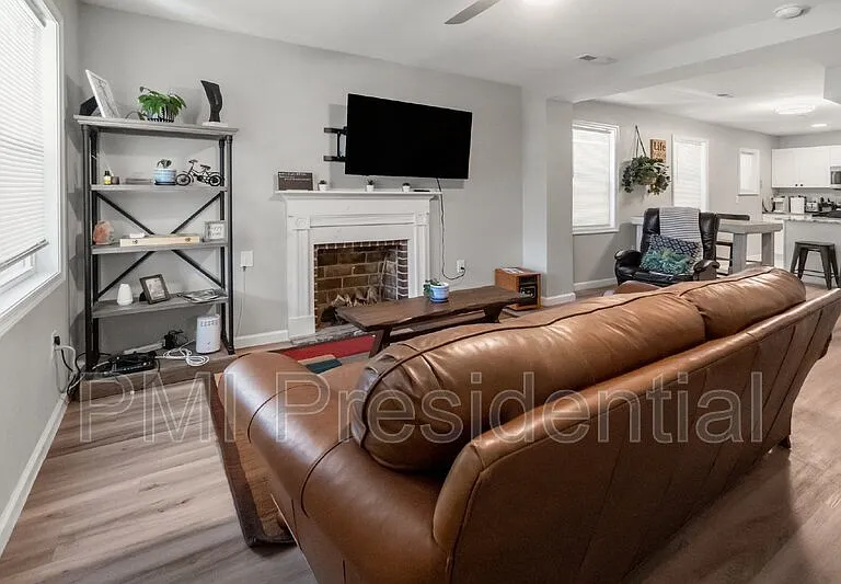1226 Wallace St — Photo 3