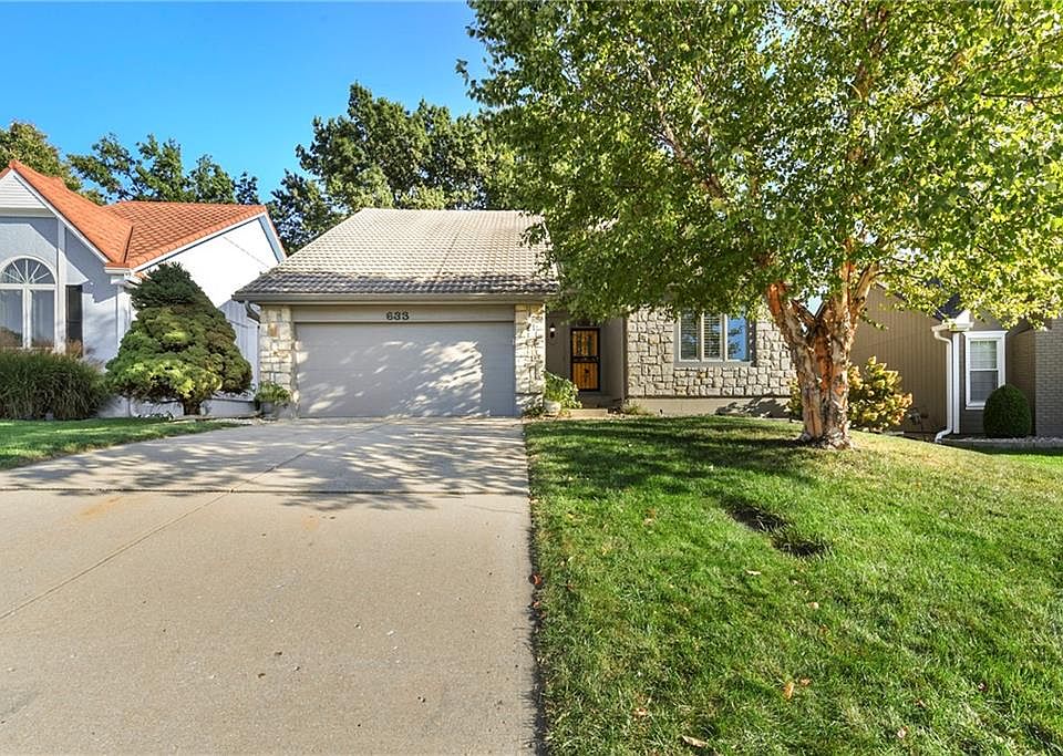 1st image of 633 NE Saint Andrews Cir