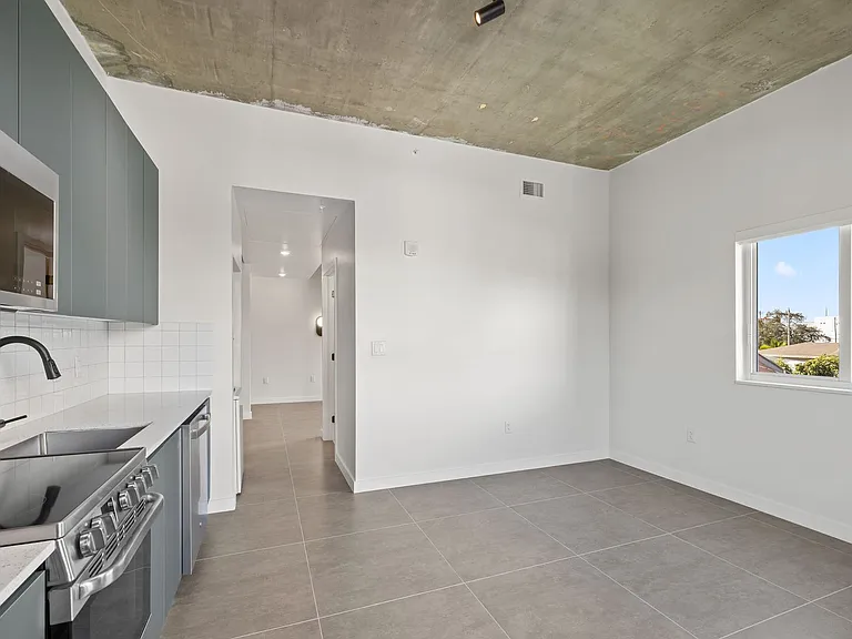 315 NW 32nd St — Photo 33