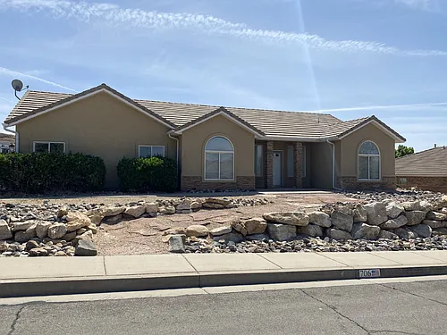706 E Red Sands Dr Photo 1