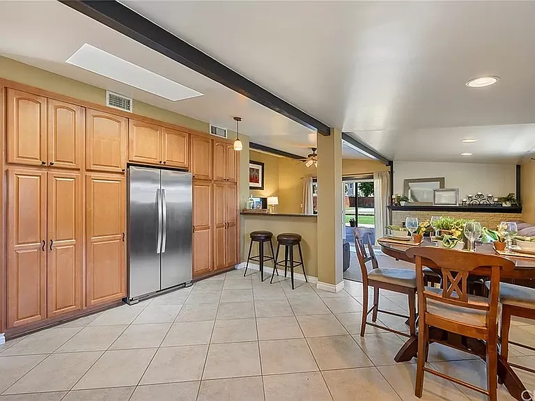 712 N Mountain View Pl — Photo 8