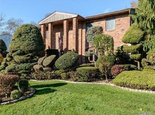 18 Sunshine Ln, Amityville, NY 11701