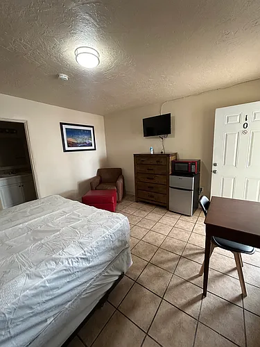 1302 N Date St Photo 1