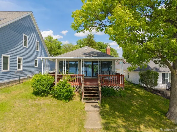 14174 Dartmouth Dr, Fenton, MI 48430