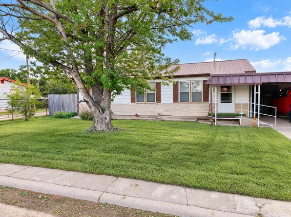 305 NW 8th St, Dimmitt, TX 79027