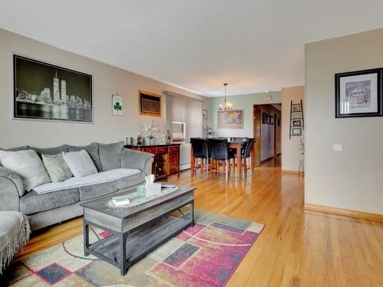 25 Linden St — Photo 2