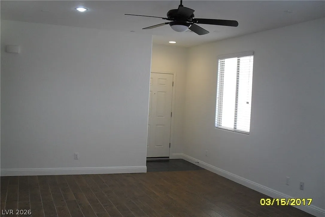 3 bed, 3.0 bath, 1532 sqft, $2,100 — Photo 2