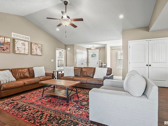 4th image of 901 Cypress Dr
