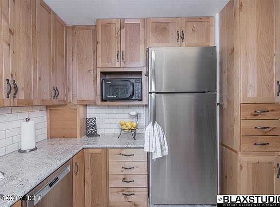 4th image of 373 Louise Ln