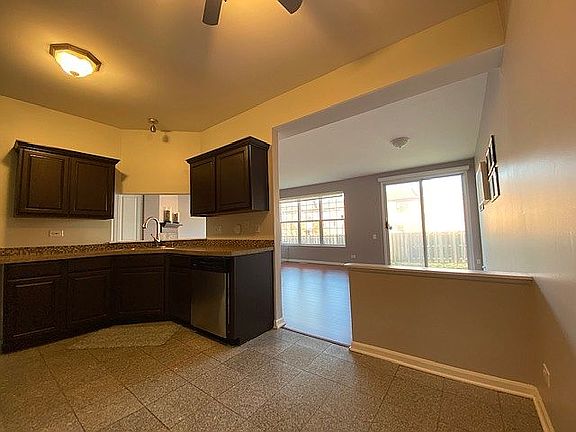 3rd image of 114 Oakton Dr