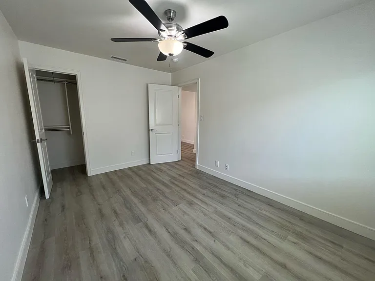 546 N Barbara Ave — Photo 17