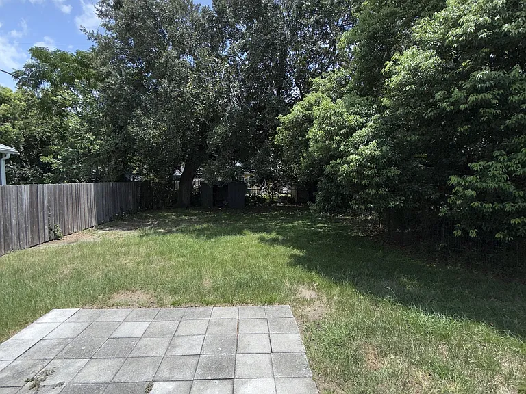 1415 Asher Ln — Photo 10