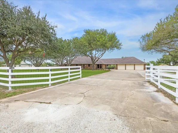 9102 N Humble Camp Rd, Dickinson, TX 77539