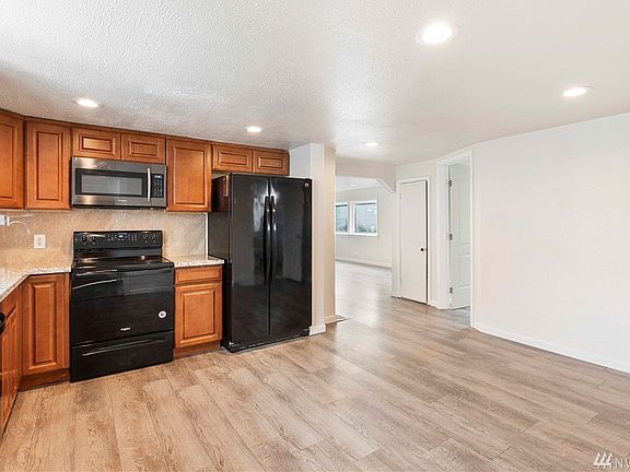 4th image of 3626 W D St