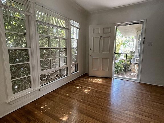 3rd image of 608 N Genesee Ave