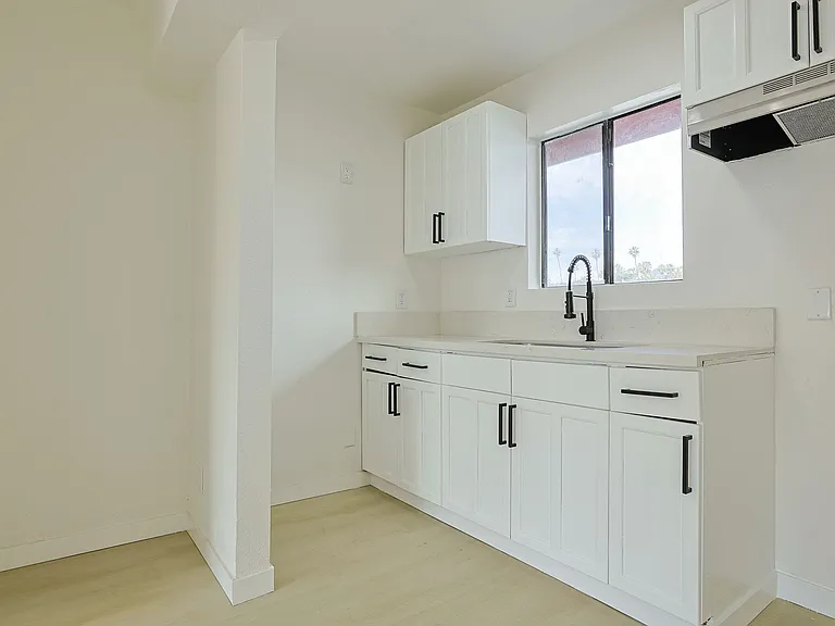 1816 N Gramercy Pl — Photo 4