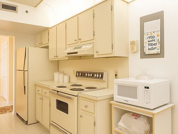 4th image of 4001 Hillcrest Drive #315