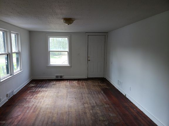 4th image of 2157 Williams Ave