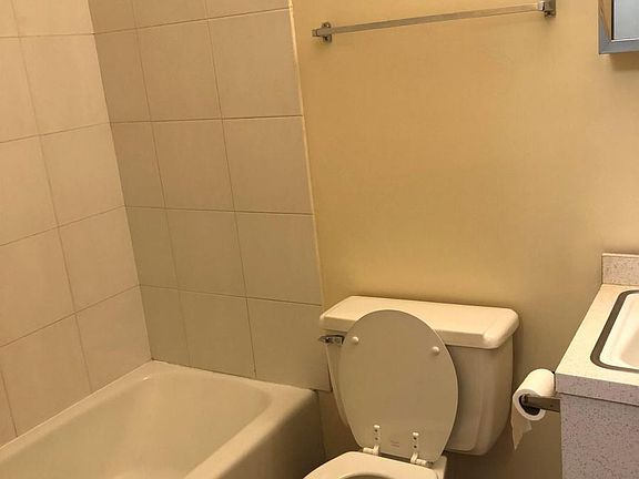 3rd image of 621 1/2 Liberty St APT 1