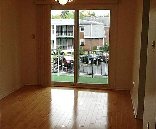 4th image of 3 Somerset Dr APT 10L