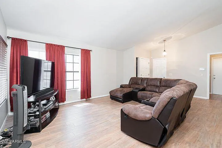 8826 W Diana Ave — Photo 2