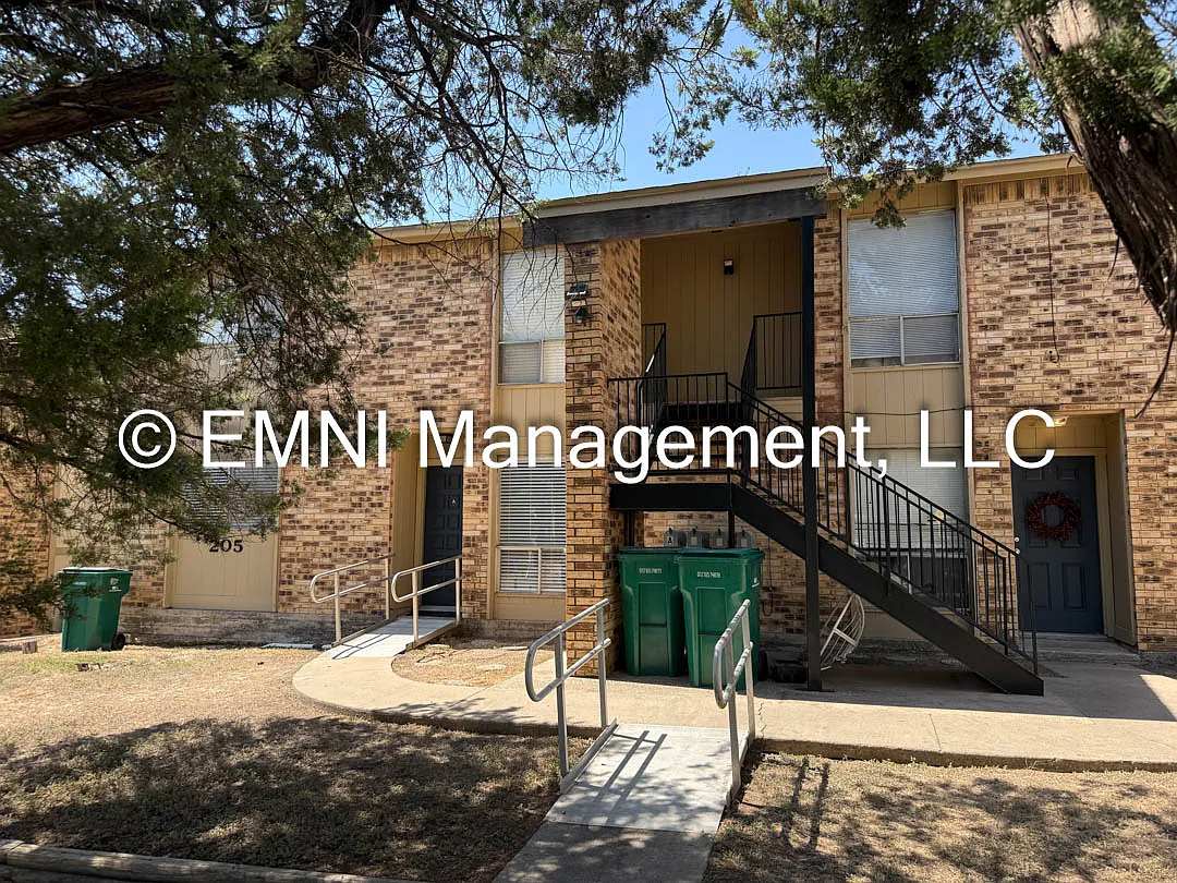 2 bed, 900 sqft, $895 — Photo 1
