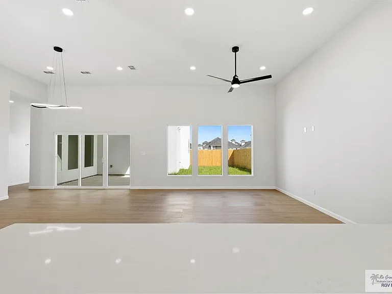 6934 Diamond Cove Dr — Photo 8
