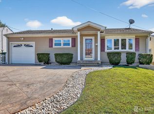 18 Hemlock Dr, Parlin, NJ 08859