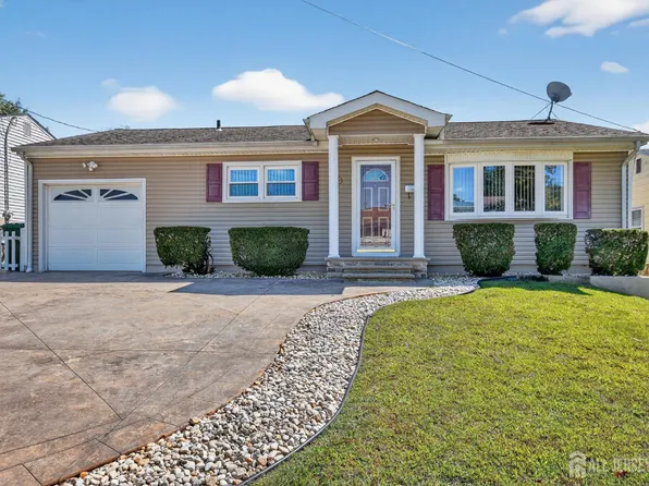 18 Hemlock Dr, Parlin, NJ 08859