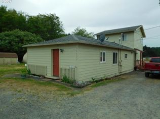 90626 Abbey Ln, Coos Bay, OR 97420